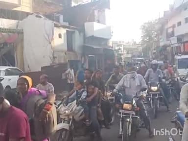 बल्देवगढ़: बल्देवगढ़ साप्ताहिक हाट बाजार में मुख्य सड़क किनारे लगाईं जा रहीं दुकानें,आवागमन हो रहा प्रभावित