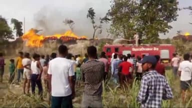 गोपालगंज: रामनगर गांव में तीन झोपड़ी में लगी आग, दो लाख के संपत्ति जलकर राख, मौके पर पहुंची दमकल की गाड़ी ने आग पर पाया काबू।