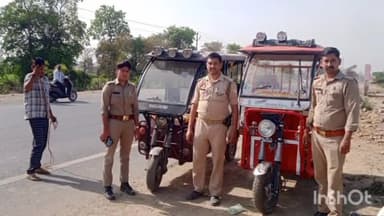 जलालाबाद: जलालाबाद के गंगा मंदिर के निकट खाई में पड़े मिले दो ई रिक्शा, पीआरवी पुलिस ने उनको थाने में किया जाम