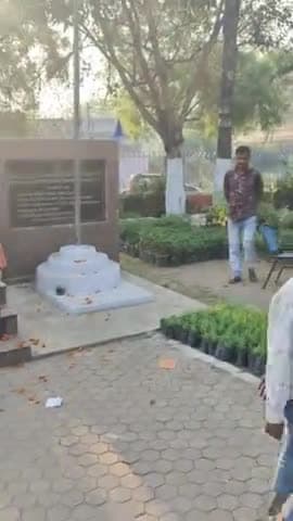 गरीबी बहुत रुलाती है!😭😭
#हौंसला_लड़ने_का
लेकिन इन मासूम बच्चों का भविष्य का जिम्मेदार कौन?
बाल मजदूरी हो रही है संबंधित अधिकारी सोए हुए हैं?