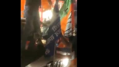 कोल: सेंटर पॉइंट,भाजपा कार्यकर्ताओं ने BSP का झंडा लगी गाड़ी पर किया जबरन कब्ज़ा, झंडा उखाड़ कर फेंका, वीडियो हुआ वायरल