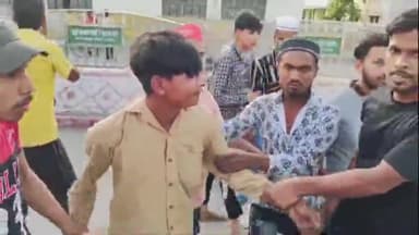 अमरोहा: मिनी स्टेडियम में आयोजित राहुल-अखिलेश की रैली में मोबाइल चुराते एक युवक को भीड़ ने पकड़ा, वीडियो हुआ वायरल