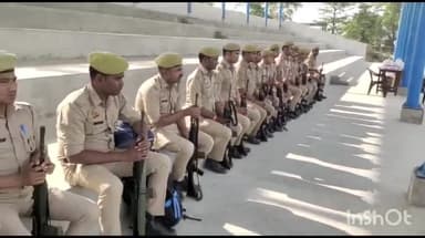 भिनगा: मेरठ में द्वितीय चरण के लोकसभा चुनाव कराने पुलिस लाइन भिनगा से 16 आरक्षी व मुख्य आरक्षी रवाना, एसपी ने दिखाई हरी झंडी