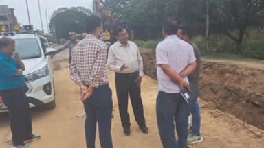 सोहागपुर: नगर के सीवर लाइन एवं निर्माणाधीन कार्य का कमिश्नर ने किया निरीक्षण, दिए आवश्यक दिशा निर्देश