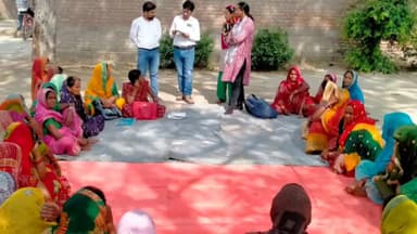 हसनपुरा: रजनपुरा पंचायत में जीविका दीदियों ने मतदाता जागरुकता अभियान के तहत घर-घर जाकर लोगो को किया जागरूक