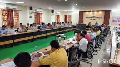 गुना नगर: कलेक्टर ने ज़िला कार्यालय में ली समय सीमा बैठक, 26 अप्रैल से 30 अप्रैल तक पहले चरण में होगी होम वोटिंग