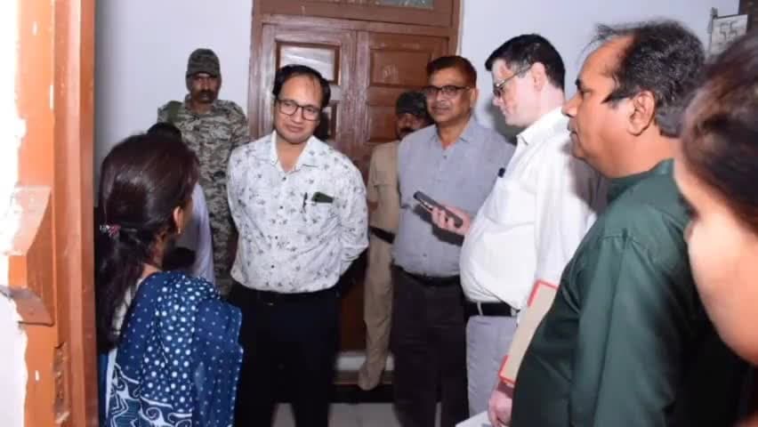 छुरिया: कलेक्टर ने आज कलेक्टोरेट परिसर राजनांदगांव स्थित सुविधा केंद्र का किया अवलोकन