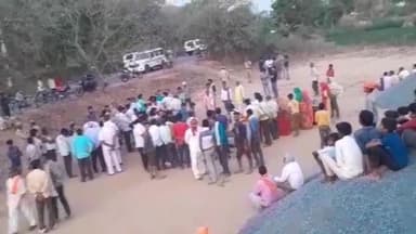 भोगांव: थाना भोगांव के गांव मोटा स्टेशन क्रॉसिंग के निकट ट्रक चालक ने चारपाई पर सो रहे युवक के ऊपर चढ़ाया ट्रक, युवक की हुई मौत