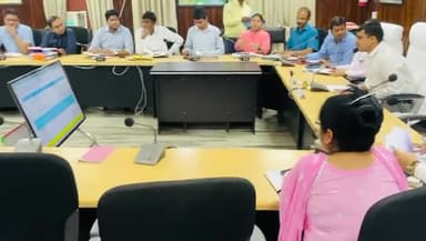 कैमूर जिलाधिकारी महोदय सावन कुमार लोकसभा चुनाव 2024 को लेकर अधिकारियों के साथ समीक्षा बैठक एवं निर्देश देते हुए