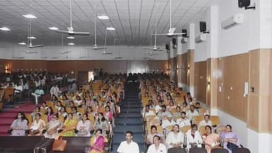 मंदसौर: मतदान का कार्य कुशलतापूर्वक संपन्न करने के लिए प्रशिक्षण जरूर मतदान दलों का प्रशिक्षण कुशाभाऊठाकरे ऑडिटोरियम में संपन्न