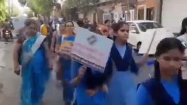 मंदसौर: स्वीप गतिविधियों के अंतर्गत वुमन वोटर रैली महारानी लक्ष्मीबाई चौराहा संजीत नाका से निकाली गई। दिया मतदान का संदेश।