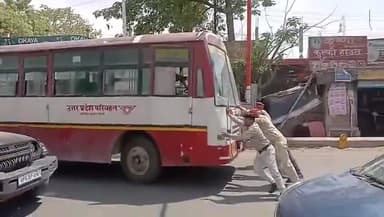 गोरखपुर: शास्त्री चौक के पास परिवहन निगम की बस सड़क के बीच हुई खराब, जाम से निजात दिलाने के लिए पुलिसकर्मियों ने लगाया धक्का