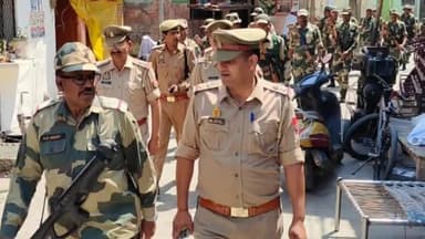 अमरोहा: नगर कोतवाली पुलिस ने निकाला फलैग मार्च, माहौल खराब करने वालों को दी चेतावनी
