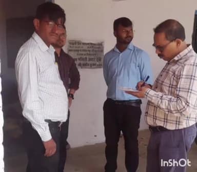 शिवहर: राजकीय मध्य विद्यालय ताजपुर में बने मतदान केंद्र का नगर कार्यपालक पदाधिकारी और BDO ने किया निरीक्षण, दिए कई दिशा-निर्देश
