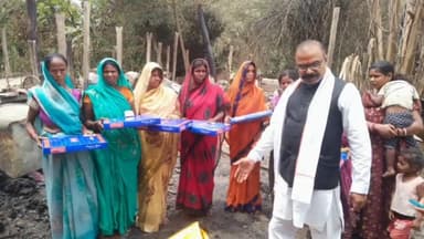 शिवहर: छतौनी में अग्नि पीड़ितों के बीच मुखिया ने राहत सामग्री का किया वितरण