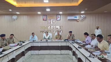 भिनगा: कलेक्ट्रेट भिनगा में जोनल व सेक्टर मजिस्ट्रेट समेत पुलिस अधिकारियों संग हुई बैठक, संदिग्धों पर कार्रवाई के निर्देश