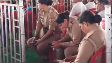 कोल: बसपा सुप्रीमो मायावती की जनसभा में ड्यूटी के दौरान मोबाइल में व्यस्त नजर आए पुलिसकर्मी, वीडियो आये सामने