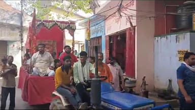 बीसलपुर: बालाजी धाम से बालाजी की शोभायात्रा निकली बैंड बाजों के साथ धूमधाम से श्रद्धालुओं ने जगह-जगह पुष्प वर्षा कर उतारी आरती।