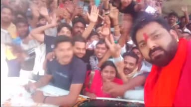 डेहरी: पाली रोड पर रोड शो के दौरान अनूठी तस्वीर आई सामने, पावर स्टार पवन सिंह ने जदयू नेत्री का मोबाइल लेकर खुद ली सेल्फी