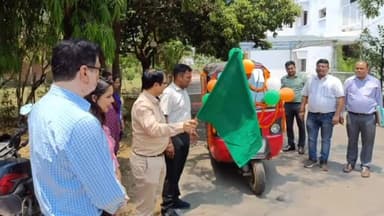 छुरिया: दिव्यांग व 80+ आयु वर्ग के मतदाताओं के लिए दिव्यांग रथ की निःशुल्क व्यवस्था कलेक्टर ने हरी झंडी दिखाकर रवाना किया