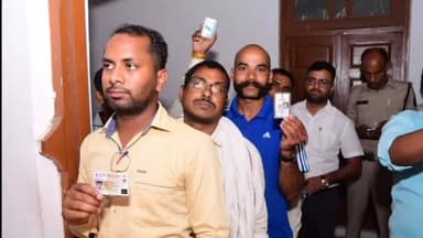 छुरिया: शासकीय अधिकारी कर्मचारियों ने किया डाक मतपत्र से मतदान