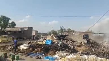 चाकसू: मोजमाबाद क्षेत्र के सावरदा गांव में 3 दिन पहले कबाड़ी की दुकान में आग में उड़ता रहा धुआं, लोग दहशत में