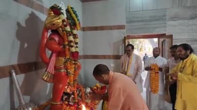गोरखपुर: हनुमान जयंती के मौके पर गोरखनाथ मंदिर में मुख्यमंत्री ने की हनुमान जी की पूजा