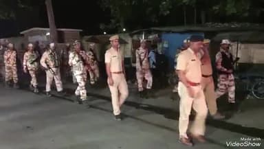 रानीवाड़ा: लोकसभा चुनाव को लेकर रानीवाड़ा में पुलिस एवं बीएसएफ के जवानों ने निकाला फ्लैग मार्च