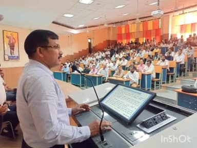 उरई: उरई के राजकीय मेडिकल कॉलेज में पीठासीन अधिकारी व मतदान अधिकारी की हुई ट्रेनिग डीएम ने दिए दिशा निर्देश।