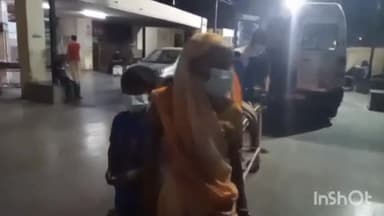 आगरा: एमजी रोड स्थित एस एन अस्पताल के चिकित्सकों पर टी वी रोगी को भर्ती न करने का लगा आरोप,जानकारी देती तीमारदार कृष्णा शर्मा