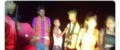 ग्राम पंचायत पवार मुसहर टोली थाना पावना शिव मगल राम जी के यहां तिलक आया था उसमे राजू राम गिरी राम मच पर बादुक लहराया