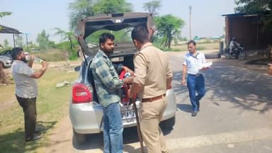 अमरोहा: अमरोहा पुलिस ने भारी पुलिस बल के साथ शहर में निकाला फ्लैग मार्च, जनता को सुरक्षा का कराया एहसास