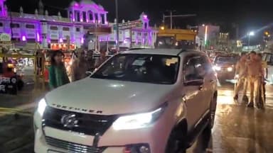 फिरोज़ाबाद: लोकसभा चुनाव को लेकर फ़िरोज़ाबाद शहर के सुभाष चौराहे पर सदर SDM और पुलिस फ़ोर्स ने बैरियर लगाकर की वाहनों की चेकिंग