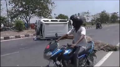 गोपालगंज: बरहिमा मोड़ के समीप साइकिल सवार को धक्का मारने के बाद अनियंत्रित होकर पलटी बोलेरो, जांच में जुटी पुलिस।