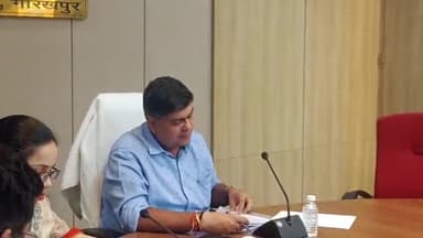 गोरखपुर: मंडल आयुक्त ने आयुक्त सभागार में विभिन्न अधिकारियों के साथ की बैठक दिए आवश्यक दिशा निर्देश
