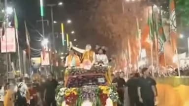 हुज़ूर: भोपाल मव प्रधानमंत्री नरेंद्र मोदी का रोड शो, लगे मोदी के नारे,रोड शो में हुई पुष्पवर्षा