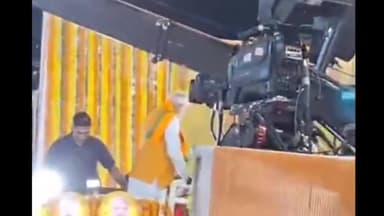 हुज़ूर: PM नरेंद्र मोदी ने रोड शो को भोपाल के नानक के पेट्रोल पंप के तिराहे पर पहुंचकर रोड शो किया खत्म