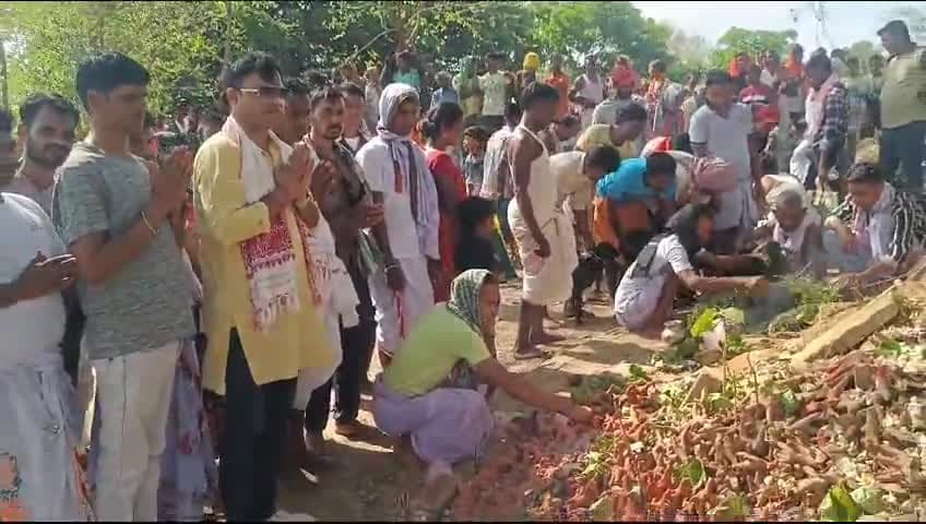 पटमदा सुंदरपुर सरुल के आयोजित कार्यक्रम में मुख्य अतिथि के रूप में भाजपा नेता विमल बैठा शामिल हुए और ग्रामीणों के साथ पूजा किया क्षेत्र में जो जल संकट आया है इसका जल्द से जल्द निवारण हो यही मनोकामना किया

#जुगसलाई विधानसभा