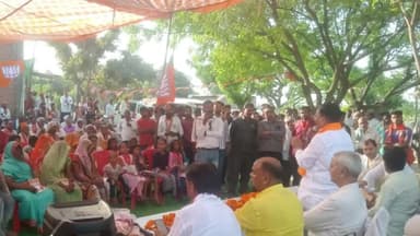 भोगांव: बिछवां के गांव कुबेरपुर में पहुंचे भाजपा प्रत्याशी एवं पर्यटन मंत्री जयवीर सिंह ने नुक्कड़ जनसभा को किया संबोधित