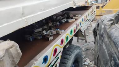 गोपालगंज: तिरविरवा गांव में छापेमारी का पुलिस ने 17 लीटर शराब के साथ पिकअप सवार शराब तस्कर को किया गिरफ्तार।