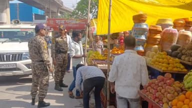 गोरखपुर: नगर निगम प्रवर्तन दल टीम ने गोरखनाथ मंदिर से लेकर एयरपोर्ट तक अतिक्रमण को हटाया