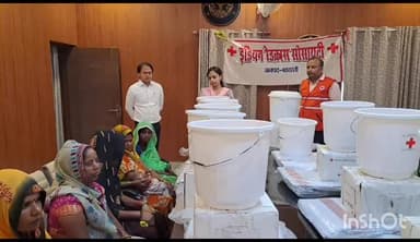 भिनगा: रेडक्रॉस सोसाइटी ने कलेक्ट्रेट भिनगा में घोलिया अग्निकांड पीड़ितों को प्रदान किया किचेन सेट हाइजीन किट तिरपाल व बाल्टी