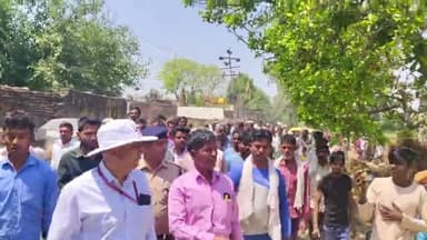 भोगांव: गांव विरायमपुर सतघरा में रेलवे फाटक बंद होने पर धरने पर बैठे ग्रामीणों से वार्ता करने पहुंचे रेलवे के डीआरएम