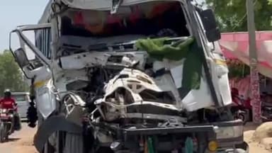 घाटमपुर: जहांगीराबाद गांव के पास तेज रफ्तार डंपर आगे चल रहे डंपर में पीछे से घुसा, डंपर चालक हुआ घायल,रेफर