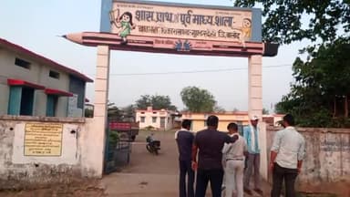 गुण्डरदेही: शा. प्रा. व पर्व माध्य. शाला बघमरा मतदान केंद्र में तैयारी पूरी गुंडरदेही के वार्ड 1,2,3 के 1243 मतदाता करेंगे यहा मतदान