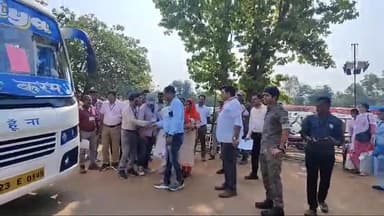 केशकाल में संसदीय निर्वाचन हेतु 290 मतदान दलों को कलेक्टर ने हरी झंडी दिखाकर किया गया रवाना