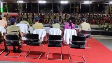 मलिहाबाद: लोकसभा चुनाव को लेकर ड्यूटी पर लगाए गए पुलिस फोर्स को पुलिस लाइन में जेसीपी ला एंड आर्डर ने किया ब्रीफ