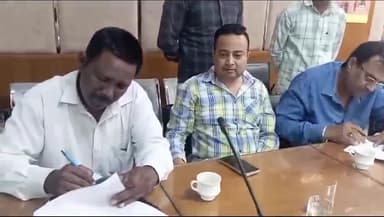 पंचकूला: उपायुक्त यश गर्ग ने जिला सचिवालय में विभिन राजनीतिक पार्टियों के नुमाइंदो के साथ ईवीएम रैंडमाइजेशन को लेकर बैठक की
