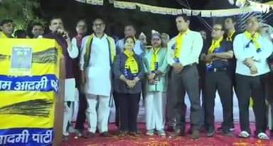 मोदी जी "देश के लिए नही दोस्तों के लिये काम करते हैं" आपका बेटा -40 डिग्री में सियाचिन में भारत माता की रक्षा करेगा और मोदी जी का भतीजा जिसको बल्ला पकड़ना नहीं आता वो BCCI का चेयरमैन बनेगा।