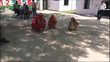 कोल: सीहोर मतदान केंद्र ईवीएम खराब होने पर डेढ़ घंटे रुका रहा मतदान, अधिकारियों ने पहुंचकर बदलवाई ईवीएम